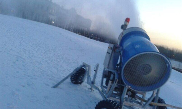 九游体育：造雪机和天然降雪相比有哪些优点呢？(图1)