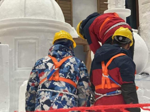九游体育网站：20米长“上海四件套”雪雕即将登场！耀雪冰雪世界开业首年游客量超100万现推出多种半价票(图1)