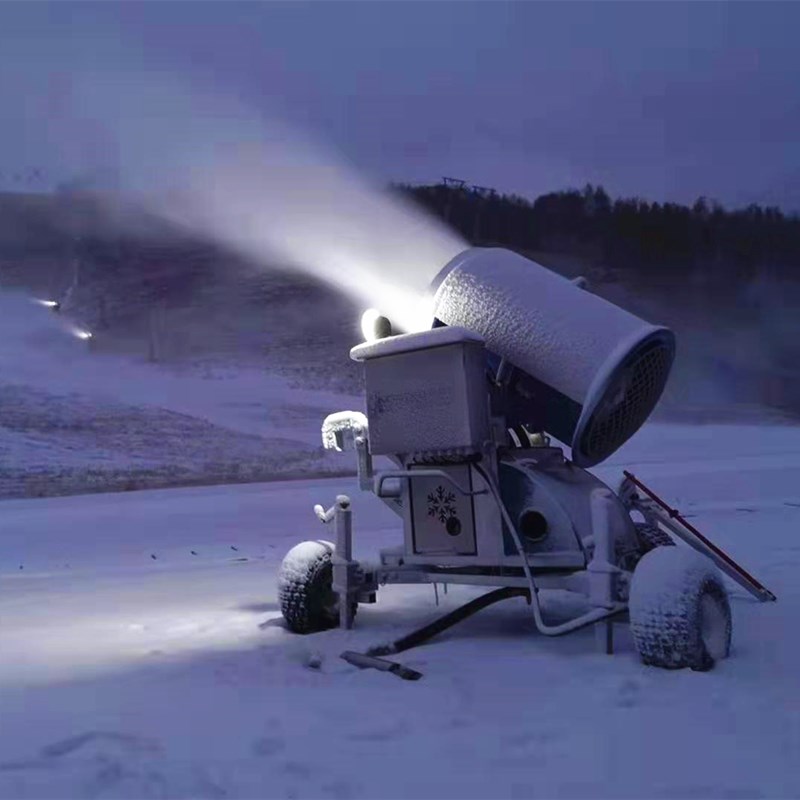 九游体育：雪季制作雪景人工造雪机设备滑雪场建设用国产造雪机(图2)