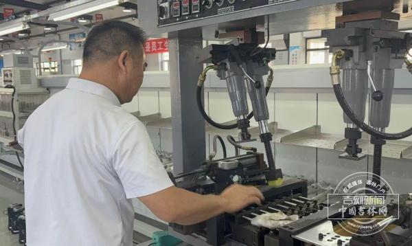 民营经济发展一线观察·吉民优品｜辽源市德弘冰雪运动科技有限公司：100余道工序铸就专业滑雪靴(图4)