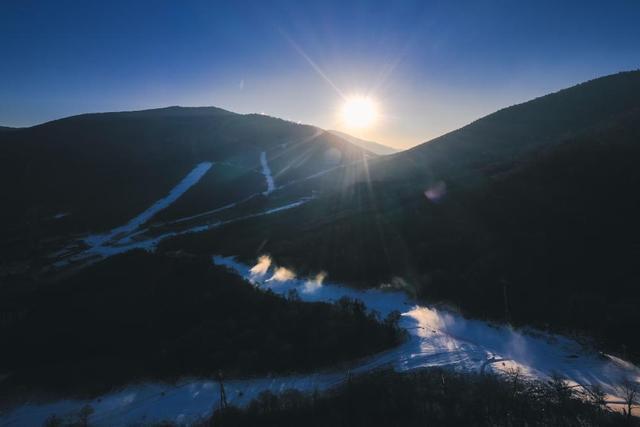 九游体育：雪场“盛装”迎客吉林进入“冰雪时间”(图1)