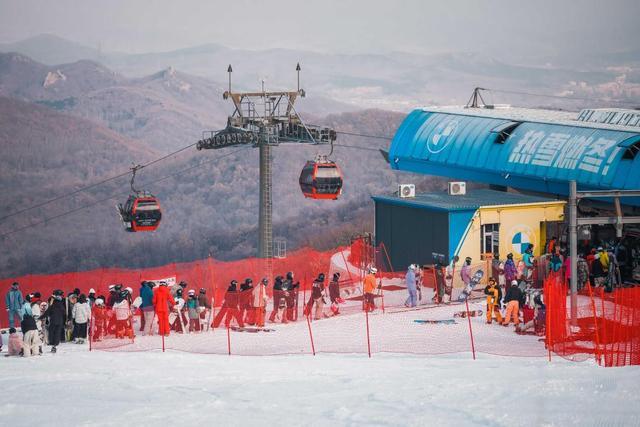 九游体育：雪场“盛装”迎客吉林进入“冰雪时间”(图3)