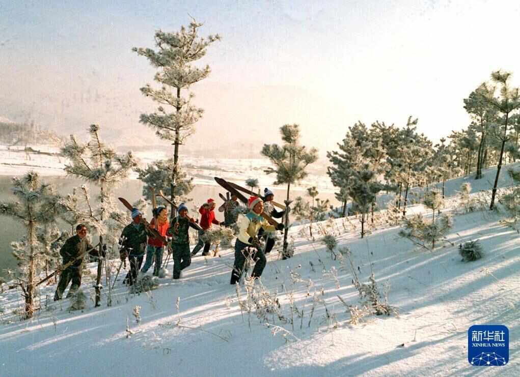 时光相册丨新雪季开启！影像见证中国滑雪“华丽转身”(图5)