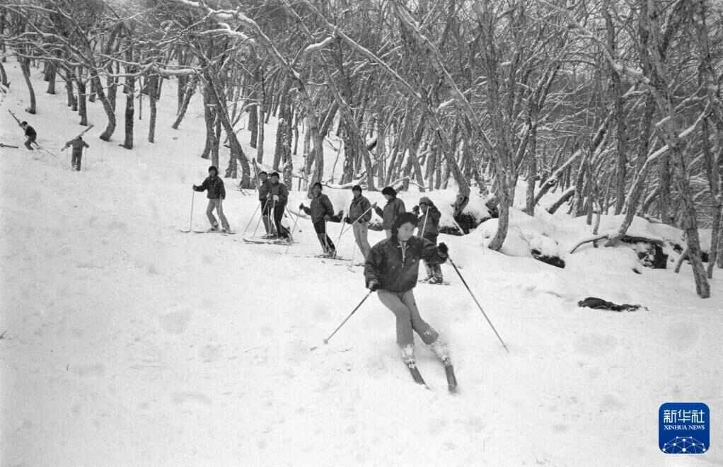 时光相册丨新雪季开启！影像见证中国滑雪“华丽转身”(图13)