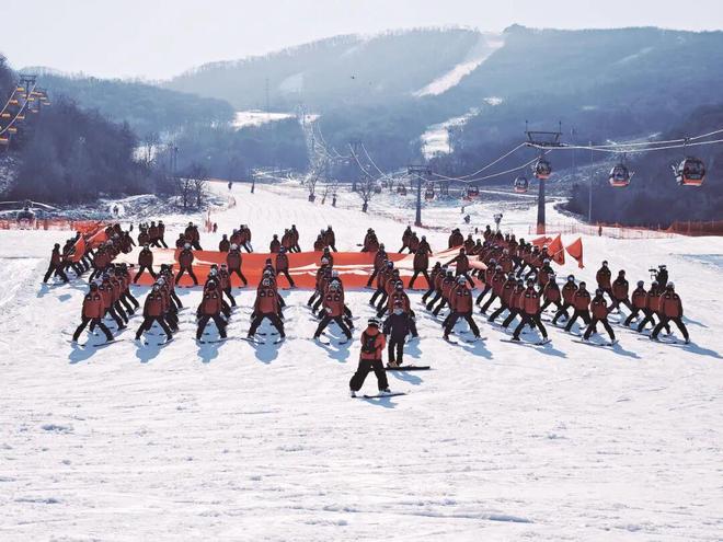 九游体育网站：吉林日报｜江城冰雪经济乘风起打造世界级滑雪胜地——吉林市2025—2026新雪季亮点前瞻(图1)