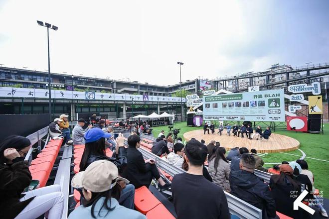 九游体育网站：走走走去西村大院围堆堆看打篮球(图8)