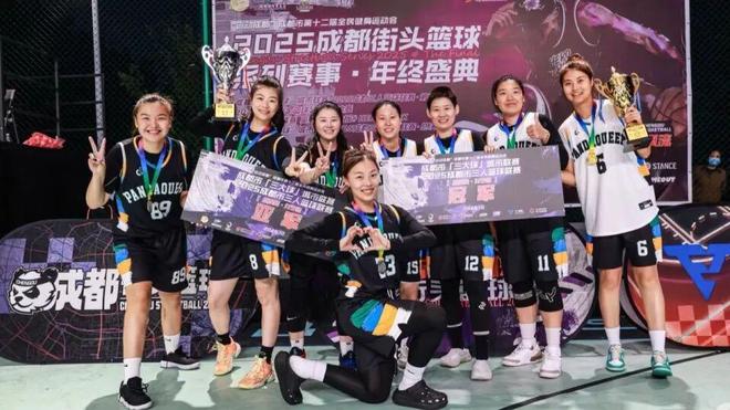 九游体育网站：走走走去西村大院围堆堆看打篮球(图6)