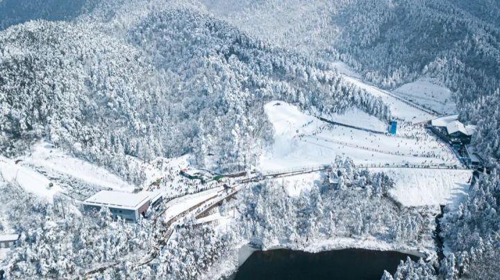 九游体育网站：中国蓝观察丨让“家门口”也能玩雪！“缺雪”的浙江发力冰雪经济(图5)