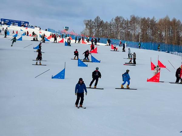 九游体育：歌游内蒙古冰雪赤峰行——2025-2026赤峰市冬季旅游季在喀喇沁旗美林谷滑雪场启幕(图1)