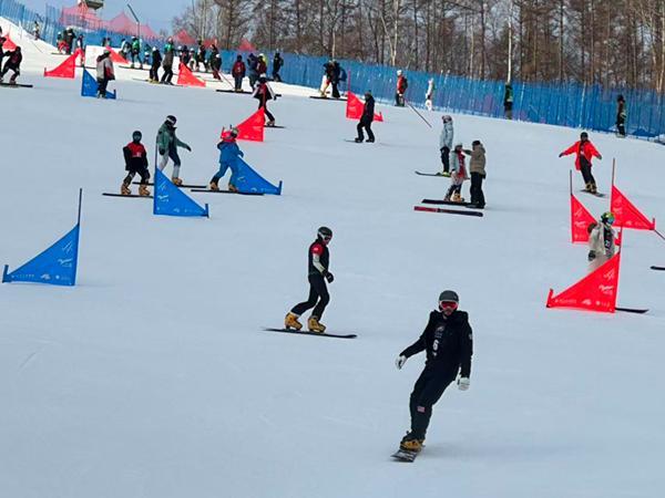 九游体育：歌游内蒙古冰雪赤峰行——2025-2026赤峰市冬季旅游季在喀喇沁旗美林谷滑雪场启幕(图2)