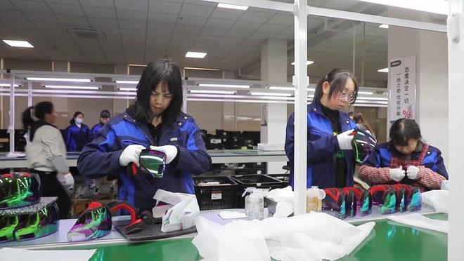 九游体育网站：新华视点｜冰雪经济“冷资源”激发产业发展“热活力”(图8)