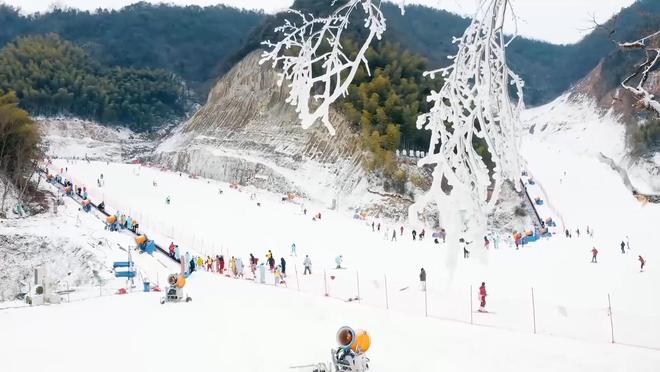 九游体育网站：新华视点｜冰雪经济“冷资源”激发产业发展“热活力”(图9)
