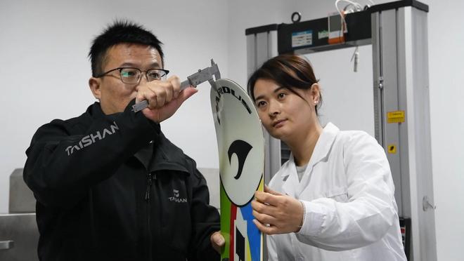 九游体育网站：新华视点｜冰雪经济“冷资源”激发产业发展“热活力”(图12)