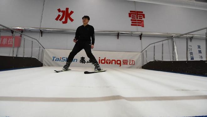 九游体育网站：新华视点｜冰雪经济“冷资源”激发产业发展“热活力”(图13)