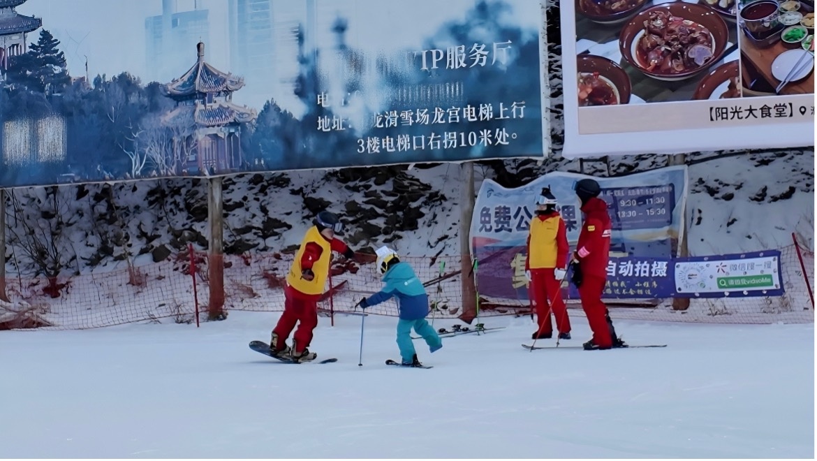 冰雪经济持续升温一张“雪票”点燃冬季文旅消费新热潮(图1)