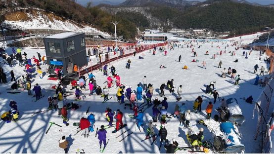 九游体育网站：冰雪嘉年华四城联动活动在六安市金寨县莲花山滑雪场正式启动(图1)