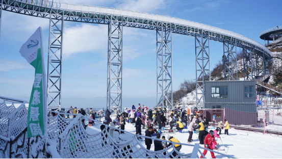 九游体育网站：冰雪嘉年华四城联动活动在六安市金寨县莲花山滑雪场正式启动(图2)