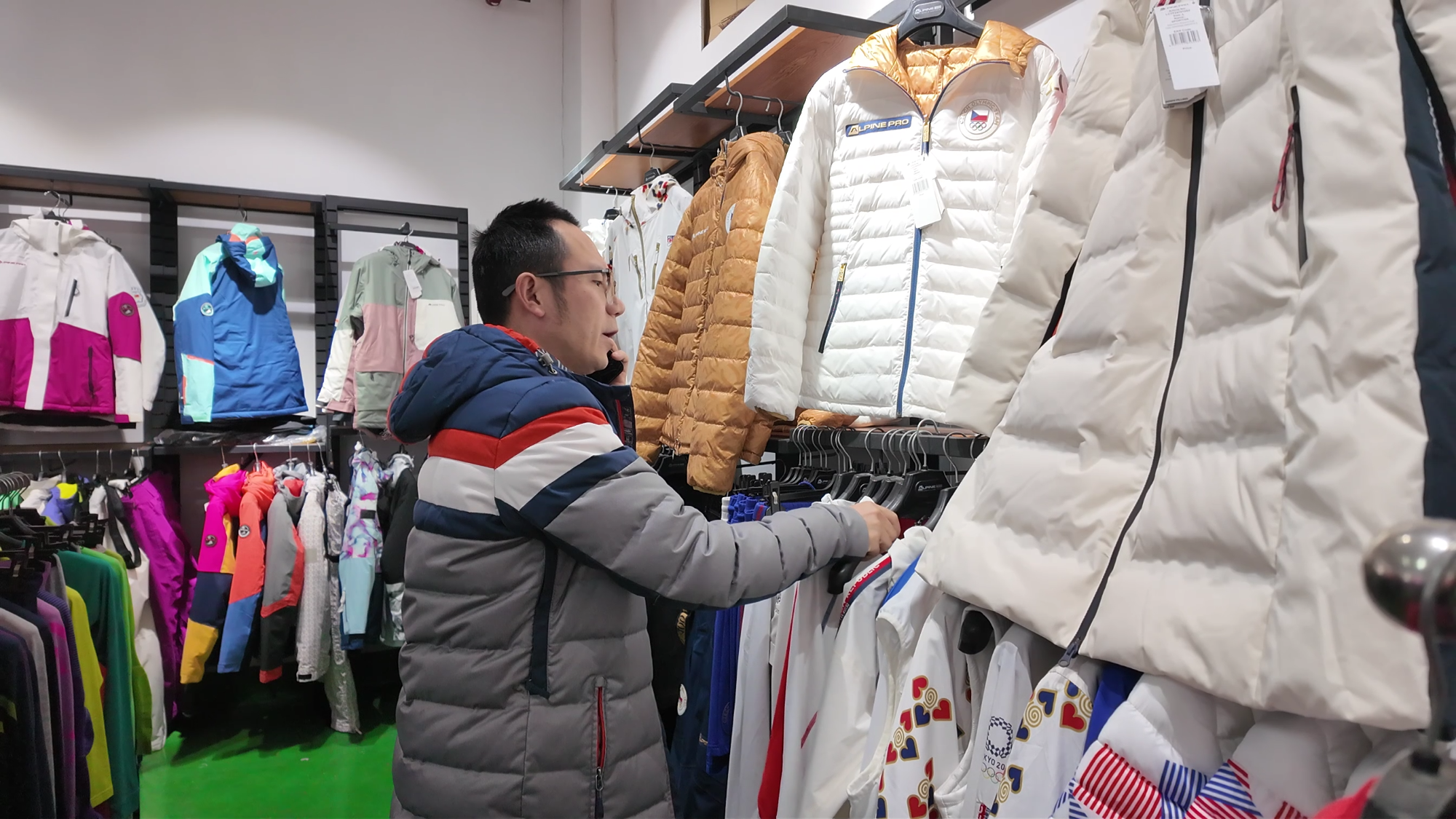 九游体育：冰雪春天丨抢抓冰雪新机遇浙产滑雪装备走俏(图1)