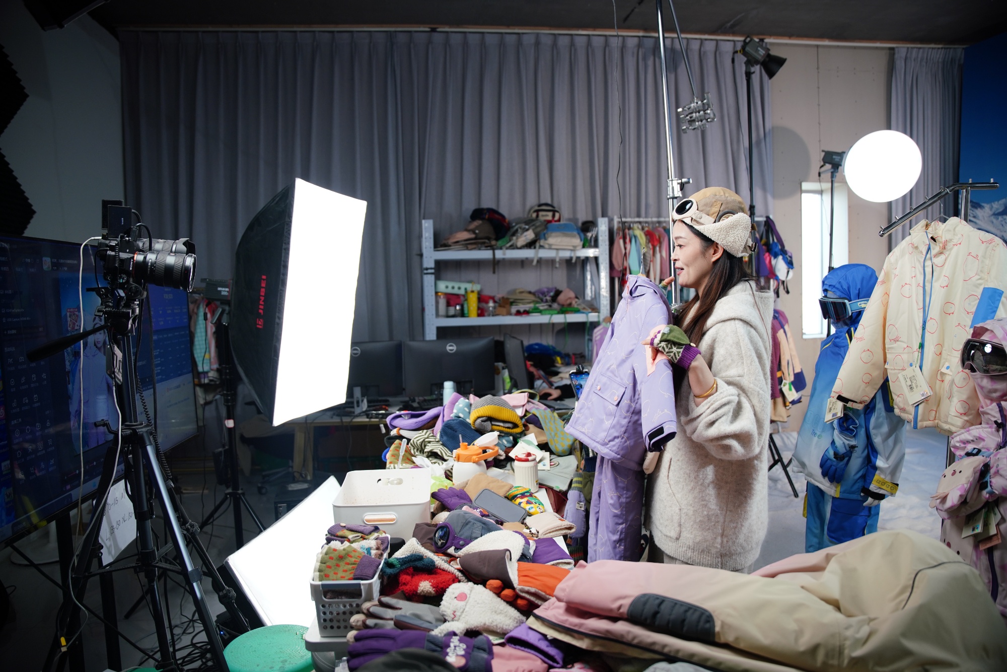 九游体育：冰雪春天丨抢抓冰雪新机遇浙产滑雪装备走俏(图2)