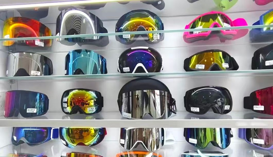 九游体育：冰雪春天丨抢抓冰雪新机遇浙产滑雪装备走俏(图3)