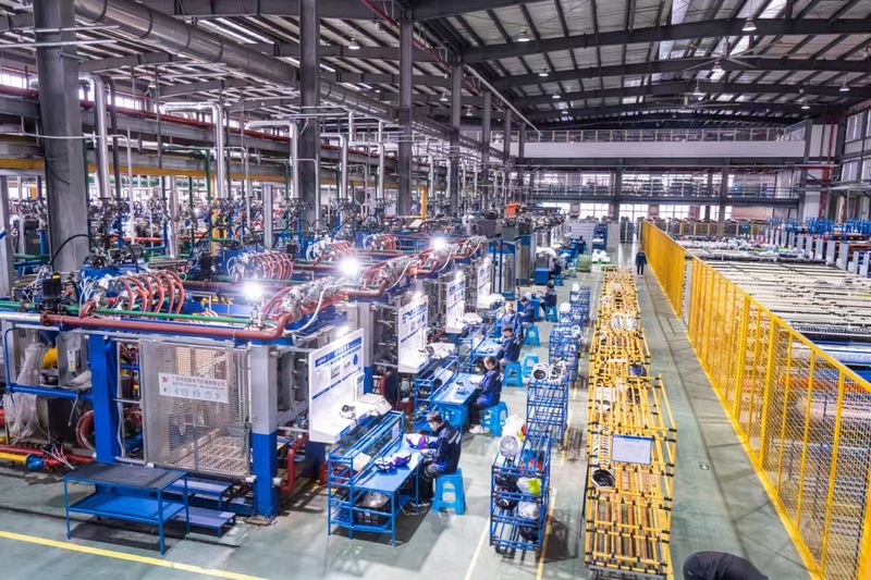 九游体育：冰雪春天丨抢抓冰雪新机遇浙产滑雪装备走俏(图4)