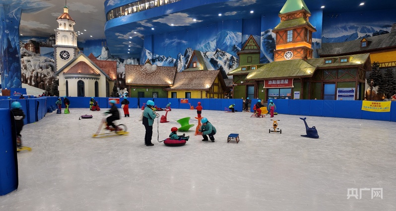 九游体育：冰雪春天｜从“废弃深坑”到“冰雪金山”湘江畔的暖冬奇迹(图3)