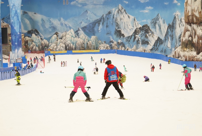 九游体育：冰雪春天｜从“废弃深坑”到“冰雪金山”湘江畔的暖冬奇迹(图2)