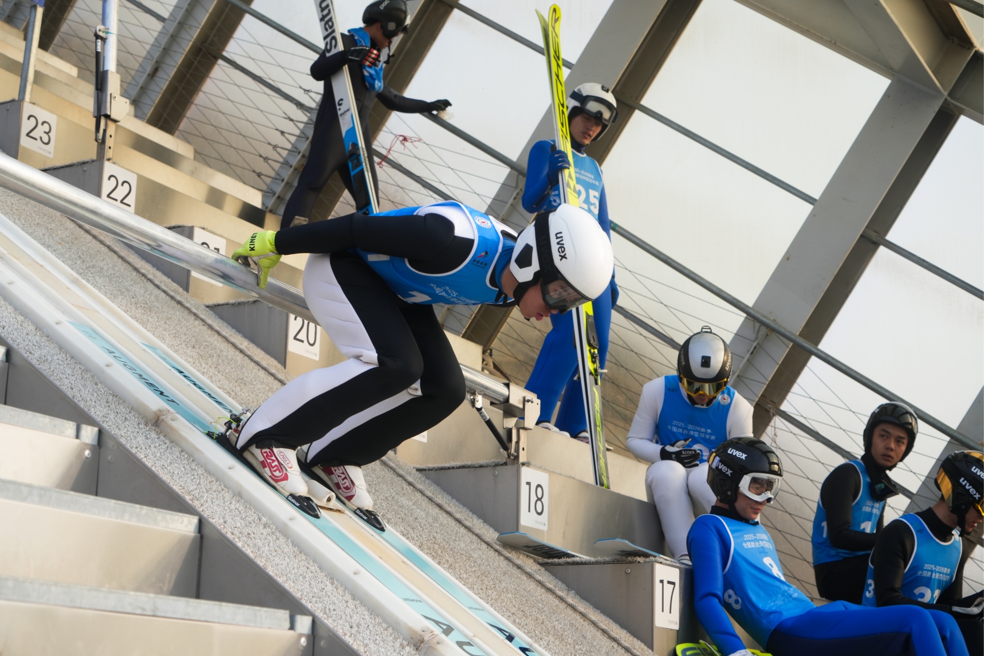 河北涞源：“雪吉祥”双赛同启跳台逐雪展英姿(图1)