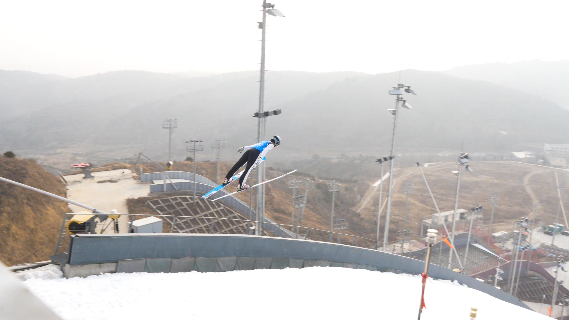 河北涞源：“雪吉祥”双赛同启跳台逐雪展英姿(图3)