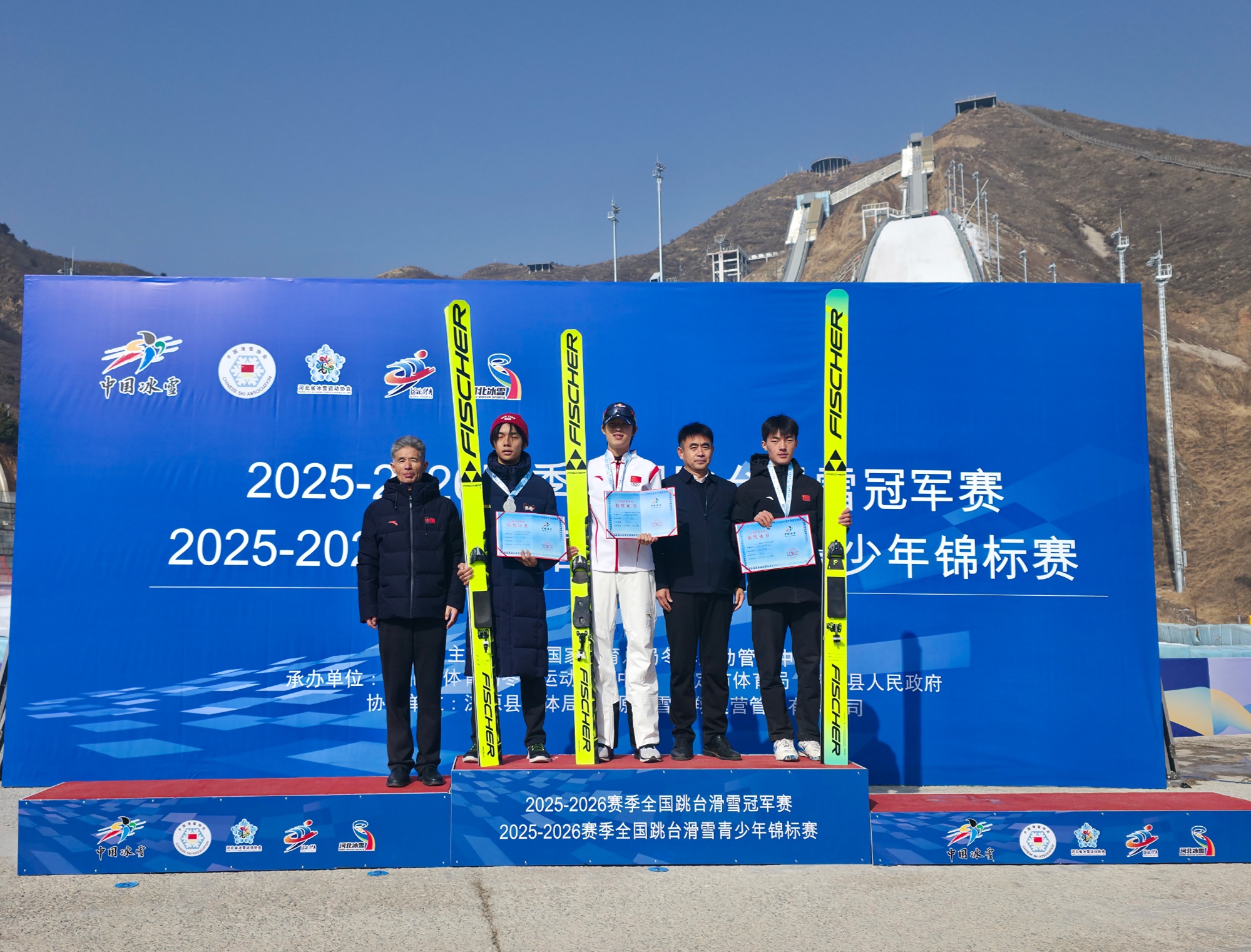 河北涞源：“雪吉祥”双赛同启跳台逐雪展英姿(图2)