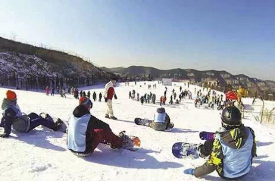 九游体育：2024年度狂欢九顶塔滑雪场极致冰雪体验(图5)