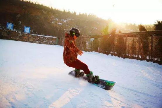 九游体育：2024年度狂欢九顶塔滑雪场极致冰雪体验(图8)