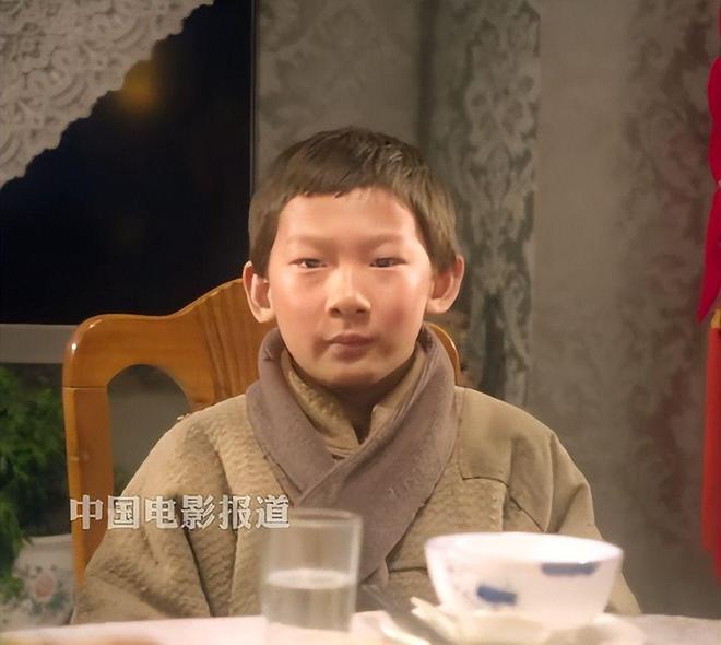 九游体育：苏翊鸣出席活动穿肥大丑鞋小腿粗壮素颜撞脸杜德伟有明星像(图2)