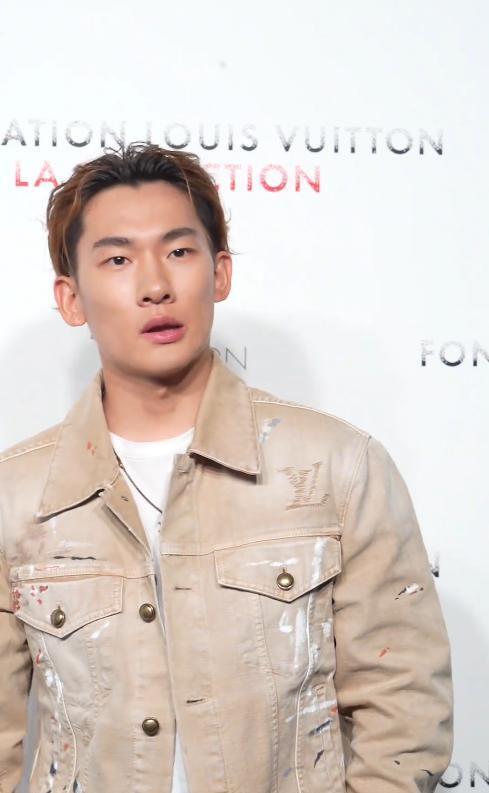 九游体育：苏翊鸣出席活动穿肥大丑鞋小腿粗壮素颜撞脸杜德伟有明星像(图4)