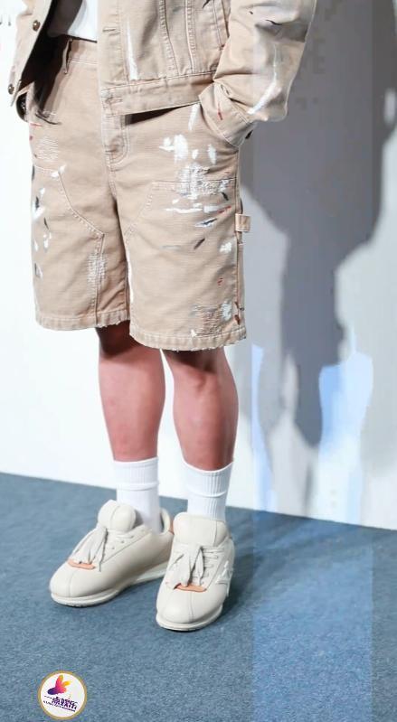 九游体育：苏翊鸣出席活动穿肥大丑鞋小腿粗壮素颜撞脸杜德伟有明星像(图6)