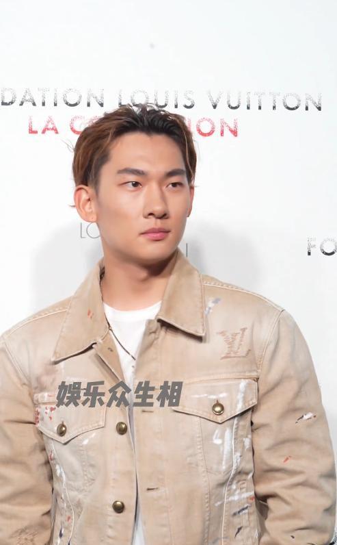 九游体育：苏翊鸣出席活动穿肥大丑鞋小腿粗壮素颜撞脸杜德伟有明星像(图8)