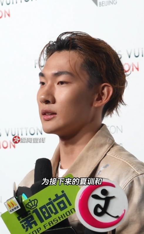 九游体育：苏翊鸣出席活动穿肥大丑鞋小腿粗壮素颜撞脸杜德伟有明星像(图7)