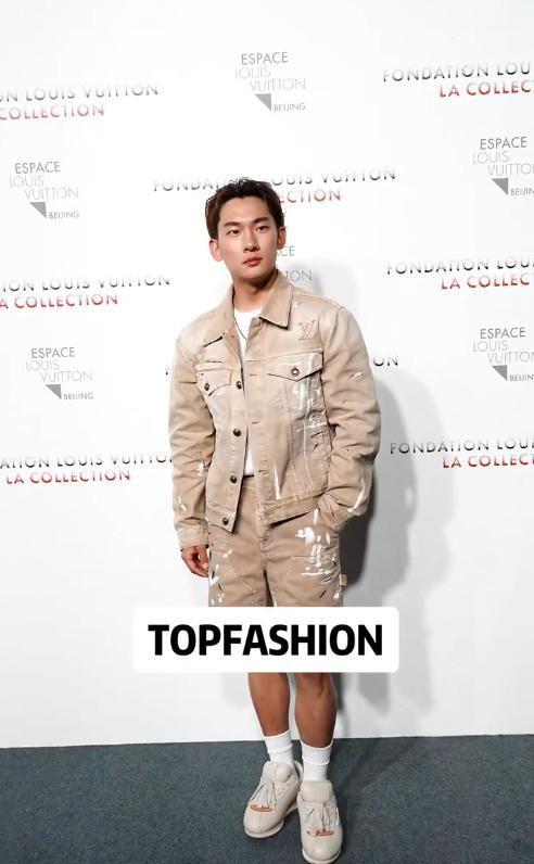 九游体育：苏翊鸣出席活动穿肥大丑鞋小腿粗壮素颜撞脸杜德伟有明星像(图9)