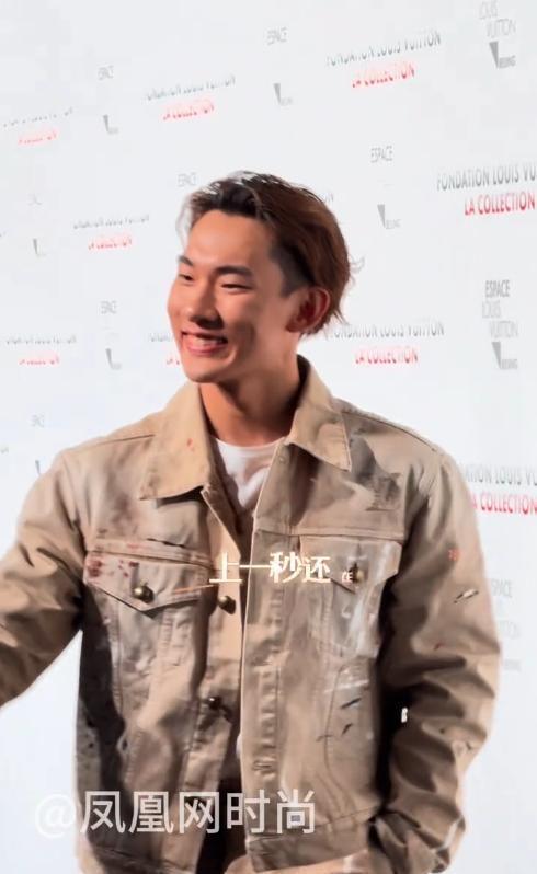 九游体育：苏翊鸣出席活动穿肥大丑鞋小腿粗壮素颜撞脸杜德伟有明星像(图10)