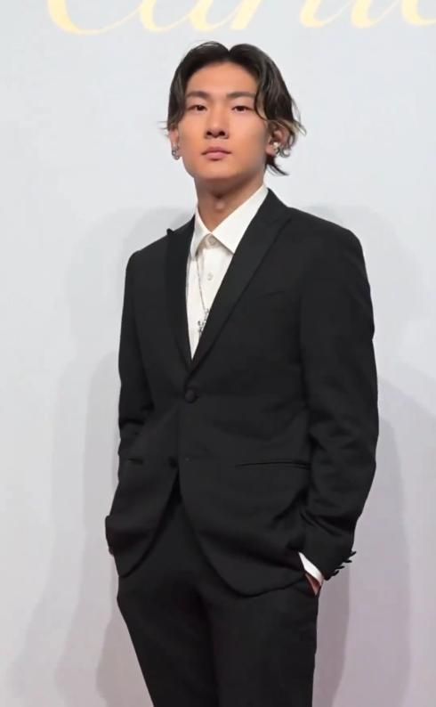 九游体育：苏翊鸣出席活动穿肥大丑鞋小腿粗壮素颜撞脸杜德伟有明星像(图12)