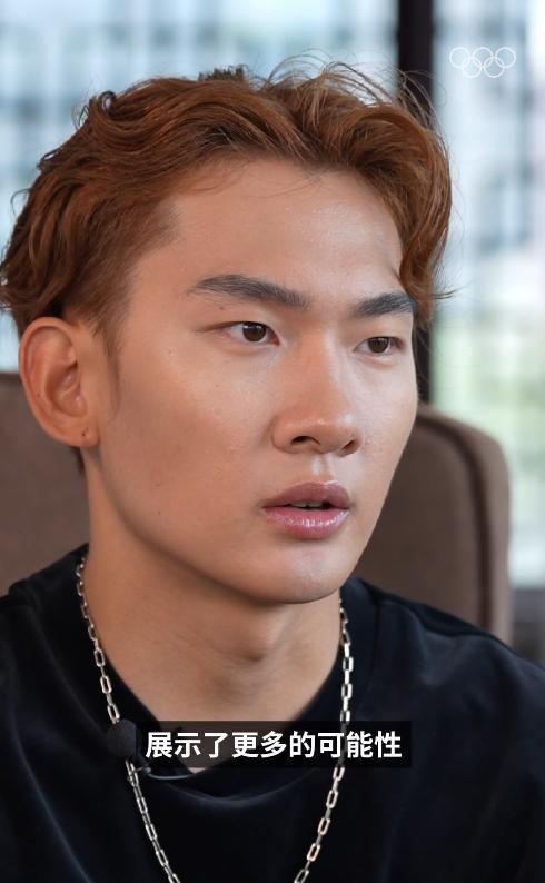 九游体育：苏翊鸣出席活动穿肥大丑鞋小腿粗壮素颜撞脸杜德伟有明星像(图13)