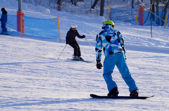滑雪场有几种雪道_娱乐项目_雪从哪里来_建设条件知识(图1)