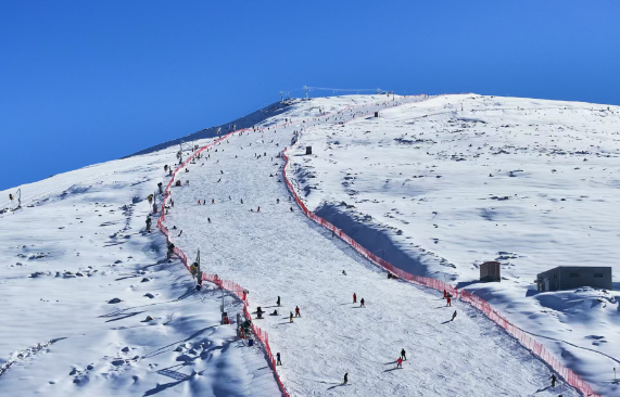九游体育：全国滑雪场客流超19亿人次2025年中国冰雪经济发展趋势(图1)