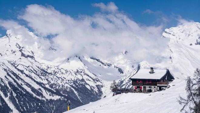 九游体育网站：瓦莱州（萨斯斐+内达兹四山谷）｜冰川纯净与四山谷辽阔藏着阿尔卑斯最本真的雪魂(图2)