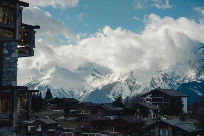 九游体育网站：瓦莱州（萨斯斐+内达兹四山谷）｜冰川纯净与四山谷辽阔藏着阿尔卑斯最本真的雪魂(图3)