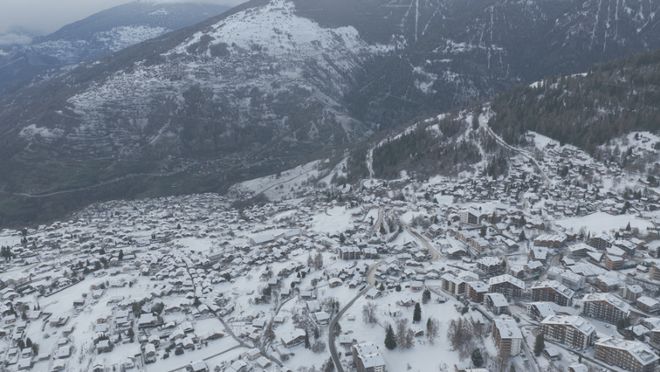 九游体育网站：瓦莱州（萨斯斐+内达兹四山谷）｜冰川纯净与四山谷辽阔藏着阿尔卑斯最本真的雪魂(图7)