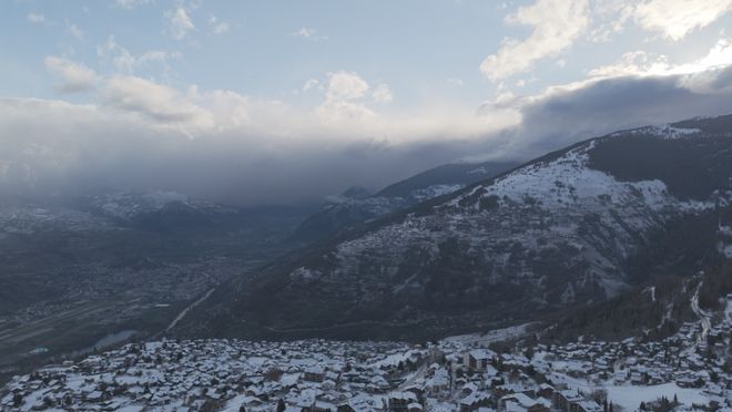九游体育网站：瓦莱州（萨斯斐+内达兹四山谷）｜冰川纯净与四山谷辽阔藏着阿尔卑斯最本真的雪魂(图6)
