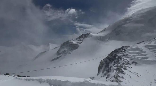 九游体育网站：瓦莱州（萨斯斐+内达兹四山谷）｜冰川纯净与四山谷辽阔藏着阿尔卑斯最本真的雪魂(图8)