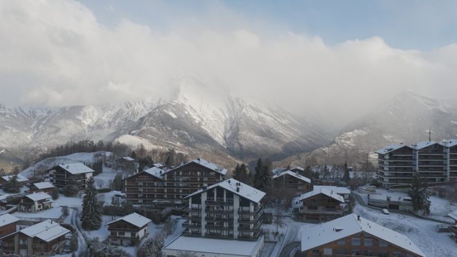 九游体育网站：瓦莱州（萨斯斐+内达兹四山谷）｜冰川纯净与四山谷辽阔藏着阿尔卑斯最本真的雪魂(图5)