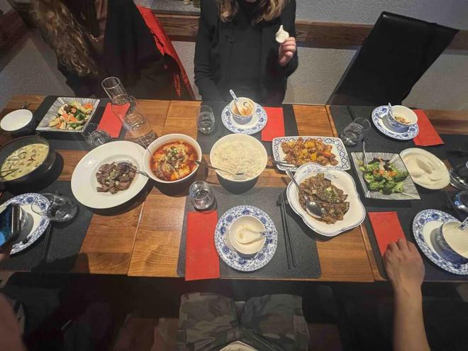 九游体育网站：瓦莱州（萨斯斐+内达兹四山谷）｜冰川纯净与四山谷辽阔藏着阿尔卑斯最本真的雪魂(图10)